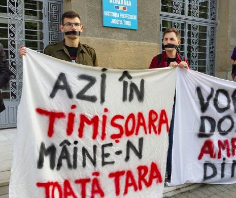 PROTEST MUT. După ce au ocupat un amfiteatru, zeci de studenți PROTESTEAZĂ în fața Prefecturii. Care le sunt revendicările