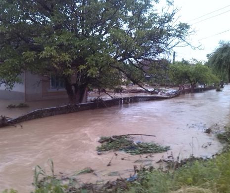 ROMÂNIA: COD ROŞU DE INUNDAŢII  până la ora 12:00