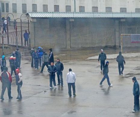 Rugulamentul sclavul în fața jupânului din pușcărie. Trebuie să-i încălzească apa și să-i prepare alcool din bomboane. ROMÂNI în ROBIEi