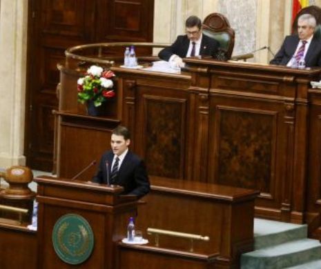 Senat: Înscrierea sau retragerea de la orele de religie se face prin cerere scrisă a părinţilor