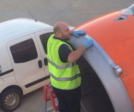 ȘOCANT! Motorul unui avion, lipit cu bandă adezivă!