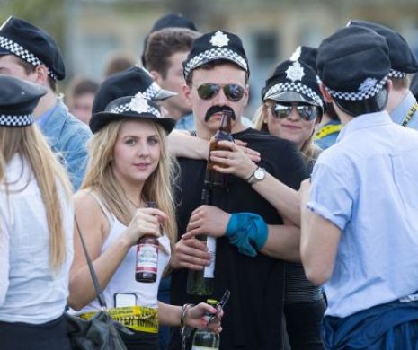 Studenţii EMINENŢI şi-au făcut de cap cu ALCOOL la începutul anului universitare. Imagini de la DEZMĂŢ