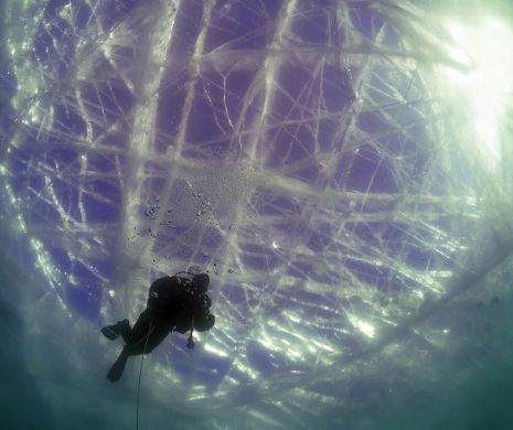 Sub apă la MINUS 20 de grade. Ce se ascunde sub gheţurile din lacul Baikal întrece orice imaginaţie | GALERIE FOTO
