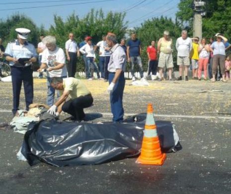 Un POLIŢIST a provocat o TRAGEDIE. Un om a murit după ce a intrat cu un MERCEDES într-o CĂRUŢĂ