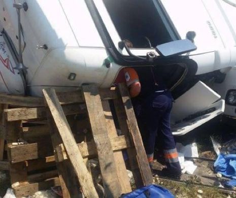 Accident TERIBIL. Un TIR a intrat într-un autotren. Șoferul a fost preluat de elicopterul SMURD I FOTO