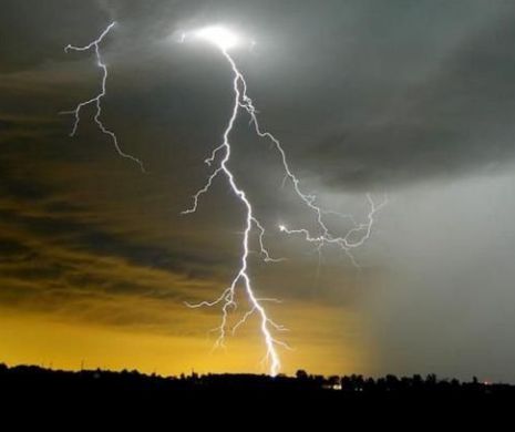 ATENŢIONARE METEO. Cod Galben de averse şi descărcări electrice