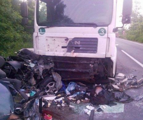CARNAGIU pe o șosea din Arad: 6 morți, 4 grav răniți, între care o fetiță de 4 ani I FOTO