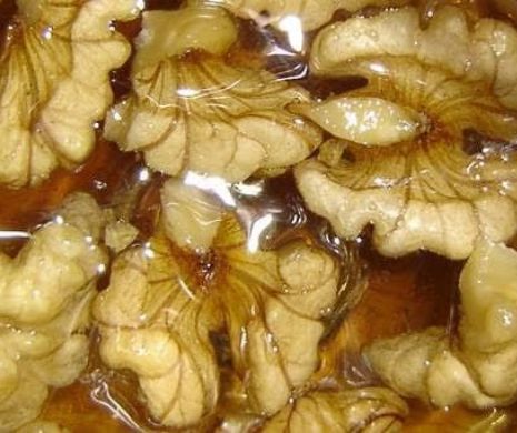 Ce se intampla daca mananci miere cu nuci. Efectele sunt nebanuite