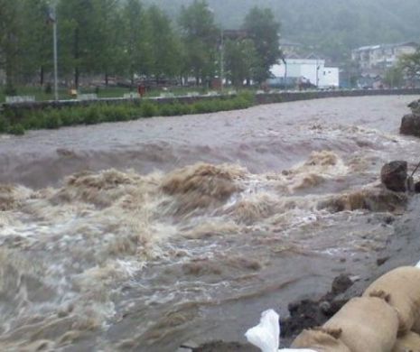 Cod Galben de INUNDAŢII până miercuri la ora 18.00. Vezi judeţele afectate