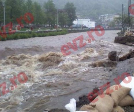 COD PORTOCALIU de inundaţii în şapte judeţe până sâmbătă