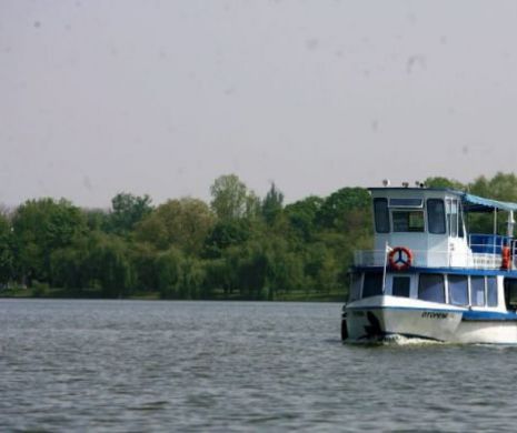 Copil de 9 luni SCAPAT de bonă în lacul Herăstrău. Bebeluşul a fost SALVAT de un agent de pază care a sărit în apă