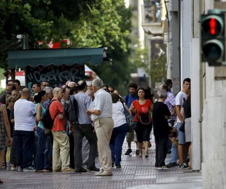 COZILE INTERMINABILE de la bancomatele din Grecia | GALERIE FOTO