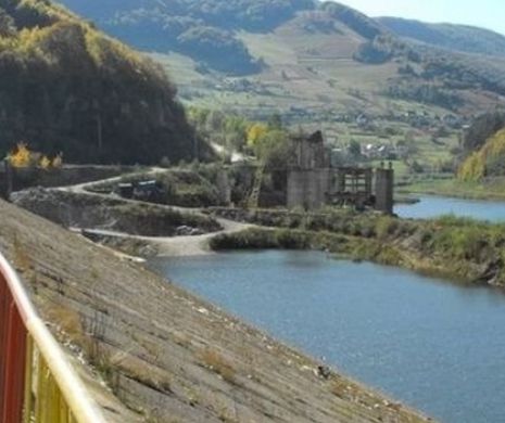 Doi bărbaţi au fost LOVIŢI de o stâncă. Unul dintre ei a MURIT