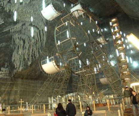 EXCLUSIV. Şoc şi groazĂ la Salina Turda. Roata panoramică înaltă de 50 de metri s-a rupt şi s-a inclinat