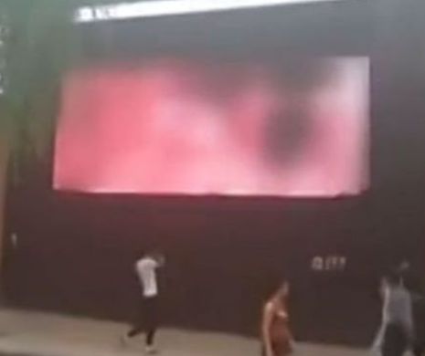 Gafă INCREDIBILĂ. Un film de ADULŢI a rulat într-o staţie de autobuz I VIDEO