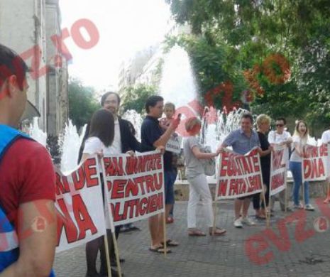 Liberalii organizează mitinguri în TOATĂ ŢARA în timpul dezbaterii MOŢIUNII de cenzură
