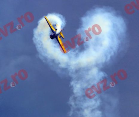Miting aviatic la Băneasa: Peste 50.000 de spectatori s-au bucurat de spectacolul dat de cei mai buni piloți din lume