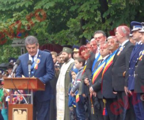 MOMENT ISTORIC. 400 de militari defilează în Harghita, în fața celui mai mare DRAPEL ROMÂNESC din Secuime