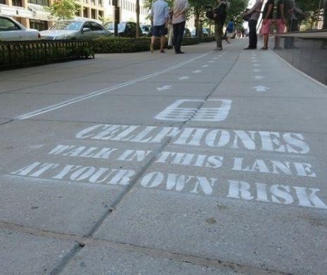 O idee INCREDIBILĂ: Pistă pentru pietonii care stau cu ochii în telefoanele mobile | GALERIE FOTO