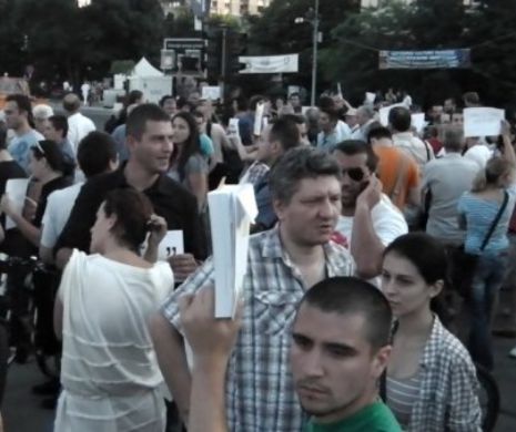 Peste 1.000 de persoane cu credite în franci elveţieni protestează în Piaţa Victoriei