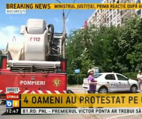 PROTEST EXTREM. Patru muncitori s-au SUIT pe un BLOC nemulțumiți că nu și-au primit salariile