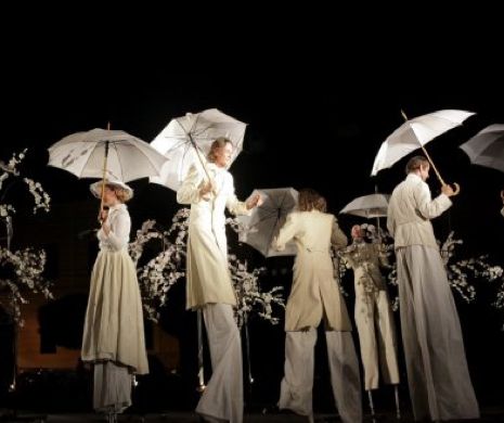 TEATRU printre mașinI. Spectacol de zile mari cu efecte pirotehnice în deschiderea noii părți a FEST - FDR I GALERIE FOTO - VIDEO