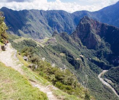 TRAGEDIE în Peru: Un camion care transporta zeci de ELEVI a căzut într-o prăpastie din Anzi
