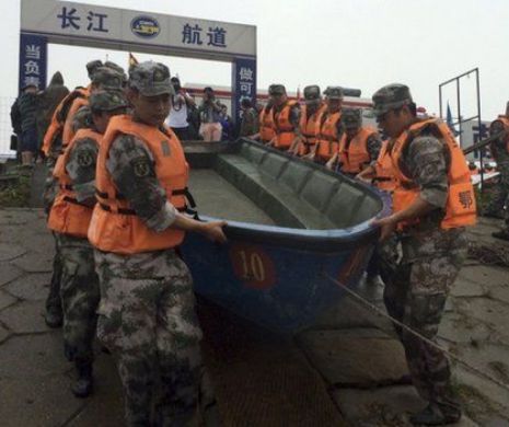 Tragedie pe fluviul Yangtze. Cinci morţi şi sute de dispăruţi după răsturnarea unei nave