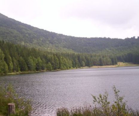 TRAGEDIE. Un elev din Ungaria VENIT în excursie în România este CĂUTAT de scafandri în lacul Sfânta Ana