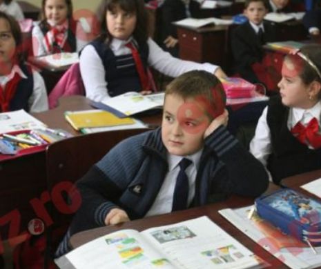 ULUITOR! Părinții unei eleve cer înapoi ŞPAGA dată directorului, după ce fiica lor a rămas REPETENTĂ