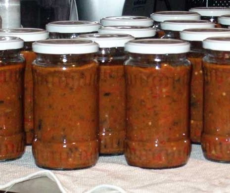 Un ieșean a fost diagnosticat cu botulism de la zacusca de casă. Medicii nu i-au putut administra serul antobotilinic pentru că nu-l au!