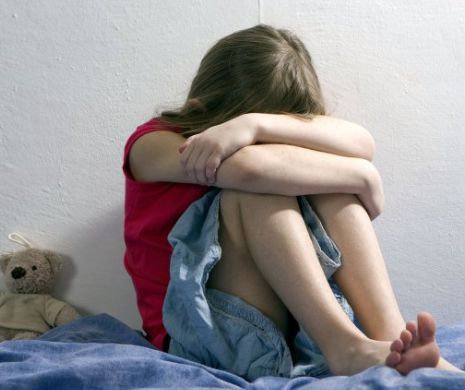 A violat o minoră  în internatul școlii, cu pedagoga și alte eleve în clădire