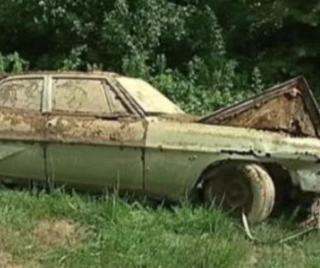 Au scos la suprafaţă o maşină care a stat 40 de ani pe fundul unui lac. E tulburător ce au descoperit inăuntru