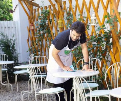 CULISE. Au venit la filmări, dar i-au pus la șmotru! Cum a șters Smiley mesele cafenelei pentru imnul matinalilor de la ProFM