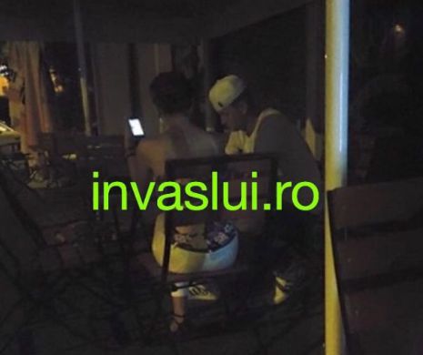 Cum se distrează cu fete, la terasă, unul dintre VIOLATORII DEZAXAŢI de la Vaslui