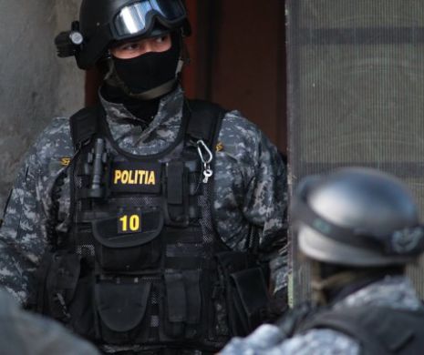 DESCINDERI cu mascații la Primăria din Herculane. PRIMARUL este unul din cei vizați de MITĂ ȘI SPĂLARE DE BANI