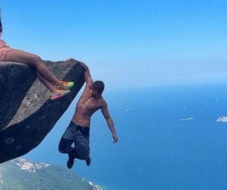 El atarna de o stanca, la 1.000 m altitudine, ea zambeste nepasatoare catre camera. Detaliul neasteptat din spatele imaginii