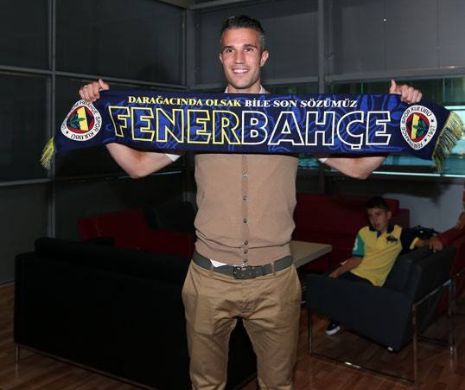 ISTERIE la Istanbul! Fanii lui Fener s-au dezlănțuit la sosirea lui Van Persie / VIDEO