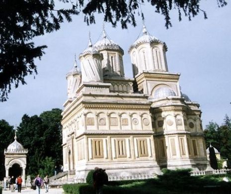 Nopţi de poezie la Curtea de Argeş