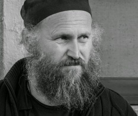 Părintele Iustin de la Mânăstirea Oașa: societatea îi face “praf” pe tinerii români, iar circul de la DNA “hrănește plebea”