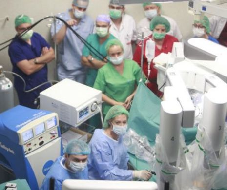 Premieră. Operație cu robotul în echipă