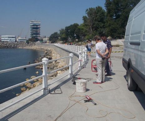 Primăria Constanţa „grijulie” cu turiştii. Femeie, rănită după ruperea balustradei Cazinoului