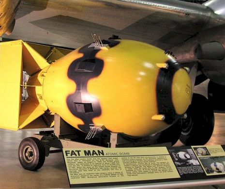 Replică a bombei atomice în culoarea originală a armei care a devastat oraşul, expusă la Muzeul din Nagasaki