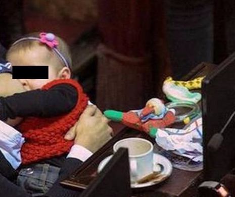 Și-a ALĂPTAT bebelușul în PARLAMENT și a ajuns vedetă pe internet. Fotografia care a emoționat mapamondul | FOTO