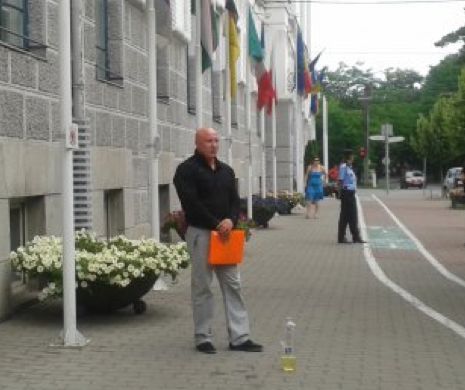 Tentativă de SUICID în fața Primăriei. Un timișorean a vrut să-și dea foc de supărare
