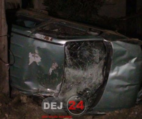Un şofer BEAT a intrat cu maşina în gardul unei case, s-a răsturnat şi s-a oprit într-un stâlp