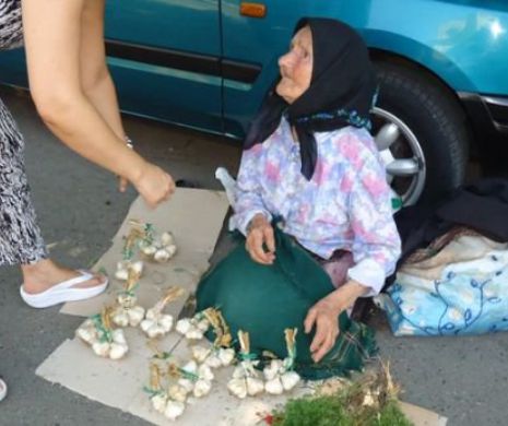 Bunicuţa care iţi RUPE sufletul. UMILITĂ în stradă de bişniţari