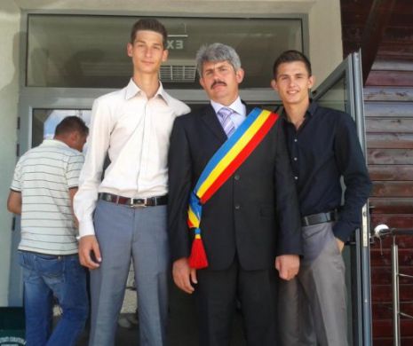 Degeaba există DNA! Fii bătăuși ai primarului din județul Cluj au concesionat de la primăria tatălui pășunea comunală și fac o grămadă de bani