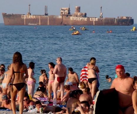 Dezastru pe mare. Epava de la Costinesti s-a dezintegrat