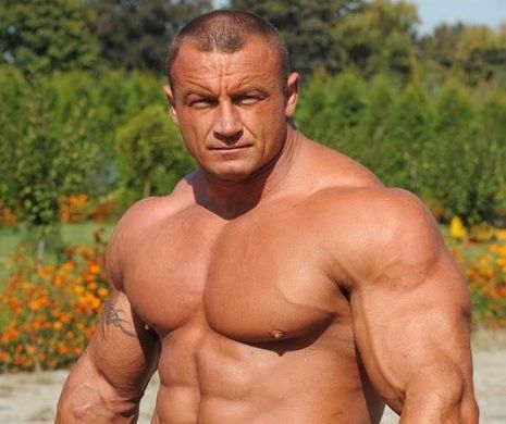 Diferenta ENORMA de fizic fata de aceasta imagine! Cum arata Pudzianowski in timpul liber! FOTO